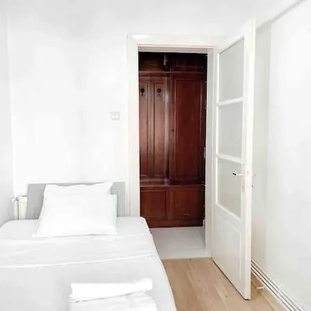 Апартаменты 3 Bedroom Flat With 2 Balcony In Cihangir Стамбул